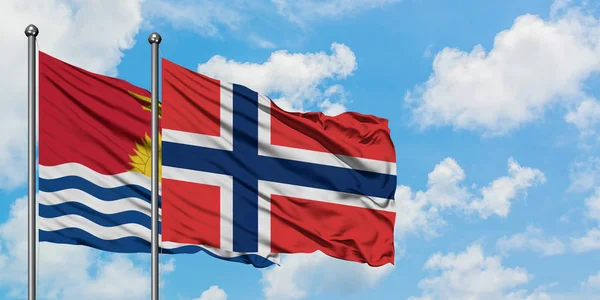 Kiribati y bandera de Noruega ondeando en el viento contra el cielo azul nublado blanco juntos. Concepto diplomático, relaciones internacionales . — Foto de Stock
