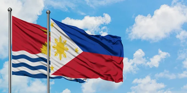 Kiribati e bandeira das Filipinas agitando no vento contra o céu azul nublado branco juntos. Conceito de diplomacia, relações internacionais . — Fotografia de Stock