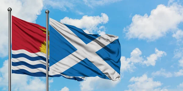 Kiribati og Skottlands flagg vinket i vinden mot den hvite blå himmelen sammen. Diplomatiskonsept, internasjonale forbindelser . – stockfoto