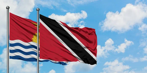 Kiribati e a bandeira de Trinidad e Tobago agitando no vento contra o céu azul nublado branco juntos. Conceito de diplomacia, relações internacionais . — Fotografia de Stock