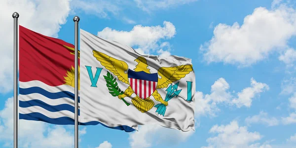 Kiribati y la bandera de las Islas Vírgenes de los Estados Unidos ondeando en el viento contra el cielo azul nublado blanco juntos. Concepto diplomático, relaciones internacionales . — Foto de Stock