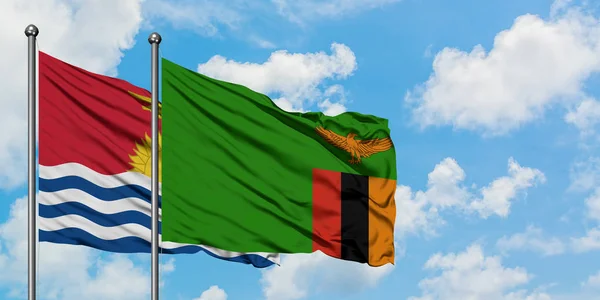 基里巴斯和赞比亚国旗在风中飘扬，与白云蓝天相一起。外交概念、国际关系. — 图库照片