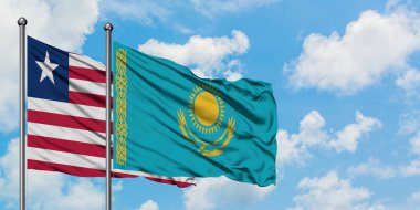 Liberya ve Kazakistan bayrağı birlikte beyaz bulutlu mavi gökyüzüne karşı rüzgarda sallayarak. Diplomasi kavramı, uluslararası ilişkiler.
