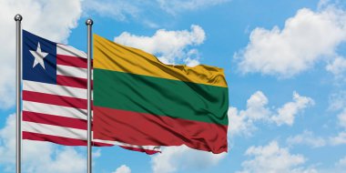 Liberya ve Litvanya bayrağı birlikte beyaz bulutlu mavi gökyüzüne karşı rüzgarda sallayarak. Diplomasi kavramı, uluslararası ilişkiler.