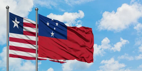 Liberia i Samoa flaga machając w wiatr przed białym zachmurzone błękitne niebo razem. Koncepcja dyplomacji, stosunki międzynarodowe. — Zdjęcie stockowe