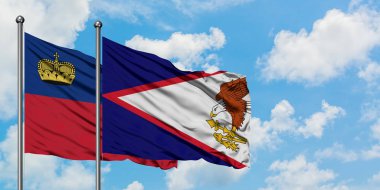 Liechtenstein ve Amerikan Samoası bayrağı birlikte beyaz bulutlu mavi gökyüzüne karşı rüzgarda sallayarak. Diplomasi kavramı, uluslararası ilişkiler.