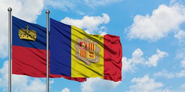 Liechtenstein ve Andorra bayrağı birlikte beyaz bulutlu mavi gökyüzüne karşı rüzgarda sallayarak. Diplomasi kavramı, uluslararası ilişkiler.