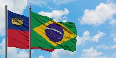 Liechtenstein ve Brezilya bayrağı birlikte beyaz bulutlu mavi gökyüzüne karşı rüzgarda sallayarak. Diplomasi kavramı, uluslararası ilişkiler.