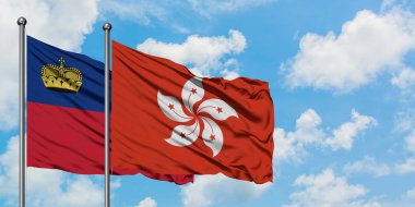 Liechtenstein ve Hong Kong bayrağı birlikte beyaz bulutlu mavi gökyüzüne karşı rüzgarda sallayarak. Diplomasi kavramı, uluslararası ilişkiler.