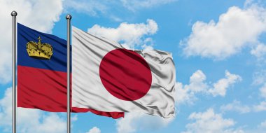 Liechtenstein ve Japonya bayrağı birlikte beyaz bulutlu mavi gökyüzüne karşı rüzgarda sallayarak. Diplomasi kavramı, uluslararası ilişkiler.