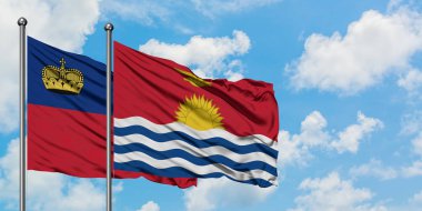 Liechtenstein ve Kiribati bayrağı birlikte beyaz bulutlu mavi gökyüzüne karşı rüzgarda sallayarak. Diplomasi kavramı, uluslararası ilişkiler.