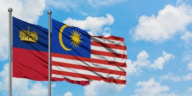 Liechtenstein ve Malezya bayrağı birlikte beyaz bulutlu mavi gökyüzüne karşı rüzgarda sallayarak. Diplomasi kavramı, uluslararası ilişkiler.