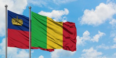 Liechtenstein ve Mali bayrağı birlikte beyaz bulutlu mavi gökyüzüne karşı rüzgarda sallayarak. Diplomasi kavramı, uluslararası ilişkiler.