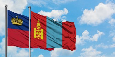 Liechtenstein ve Moğolistan bayrağı birlikte beyaz bulutlu mavi gökyüzüne karşı rüzgarda sallayarak. Diplomasi kavramı, uluslararası ilişkiler.