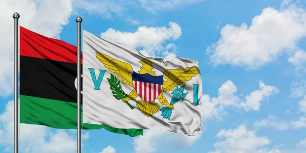 Libia y Estados Unidos bandera de las Islas Vírgenes ondeando en el viento contra el cielo azul nublado blanco juntos. Concepto diplomático, relaciones internacionales . — Foto de Stock