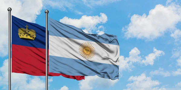 리히텐슈타인과 아르헨티나 국기가 하얀 흐린 푸른 하늘을 배경으로 바람에 흔들리고 있다. 외교 개념, 국제 관계. — 스톡 사진