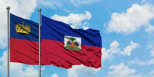 Liechtenstein ve Haiti bayrağı birlikte beyaz bulutlu mavi gökyüzüne karşı rüzgarda sallayarak. Diplomasi kavramı, uluslararası ilişkiler. — Stok fotoğraf