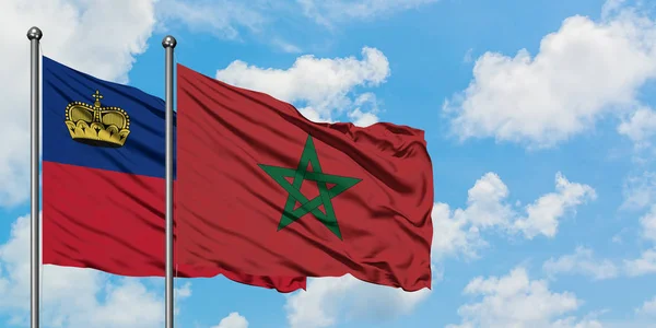 Bandera de Liechtenstein y Marruecos ondeando en el viento contra el cielo azul nublado blanco juntos. Concepto diplomático, relaciones internacionales . — Foto de Stock