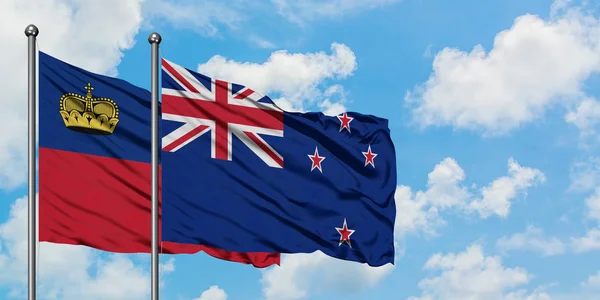 列支敦士登和新西兰国旗在风中飘扬，共同面对白泛蓝天。外交概念、国际关系. — 图库照片