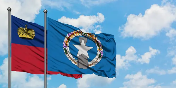 リヒテンシュタインと北マリアナ諸島の旗は、一緒に白い曇り青い空に対して風に手を振る。外交概念、国際関係. — ストック写真