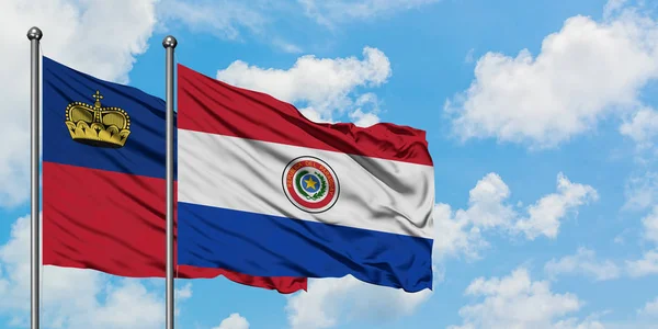 Liechtenstein e Paraguay sventolano insieme la bandiera contro il bianco cielo azzurro nuvoloso. Concetto di diplomazia, relazioni internazionali . — Foto Stock