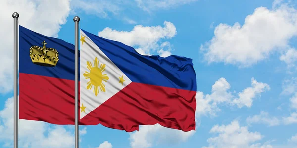 Liechtenstein ve Filipinler bayrağı birlikte beyaz bulutlu mavi gökyüzüne karşı rüzgarda sallayarak. Diplomasi kavramı, uluslararası ilişkiler. — Stok fotoğraf