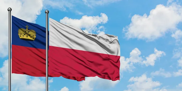 Liechtenstein e Polonia bandiera sventolando nel vento contro bianco cielo blu nuvoloso insieme. Concetto di diplomazia, relazioni internazionali . — Foto Stock