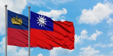 Liechtenstein ve Tayvan bayrağı birlikte beyaz bulutlu mavi gökyüzüne karşı rüzgarda sallayarak. Diplomasi kavramı, uluslararası ilişkiler.