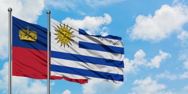 Liechtenstein ve Uruguay bayrağı birlikte beyaz bulutlu mavi gökyüzüne karşı rüzgarda sallayarak. Diplomasi kavramı, uluslararası ilişkiler.