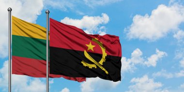 Litvanya ve Angola bayrağı birlikte beyaz bulutlu mavi gökyüzüne karşı rüzgarda sallayarak. Diplomasi kavramı, uluslararası ilişkiler.