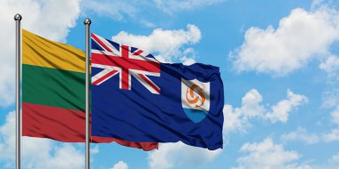 Litvanya ve Anguilla bayrağı birlikte beyaz bulutlu mavi gökyüzüne karşı rüzgarda sallayarak. Diplomasi kavramı, uluslararası ilişkiler.