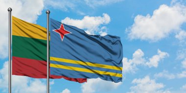 Litvanya ve Aruba bayrağı birlikte beyaz bulutlu mavi gökyüzüne karşı rüzgarda sallayarak. Diplomasi kavramı, uluslararası ilişkiler.