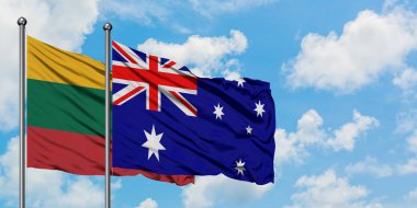 Litvanya ve Avustralya bayrağı birlikte beyaz bulutlu mavi gökyüzüne karşı rüzgarda sallayarak. Diplomasi kavramı, uluslararası ilişkiler.