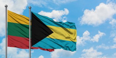 Litvanya ve Bahamalar bayrağı birlikte beyaz bulutlu mavi gökyüzüne karşı rüzgarda sallayarak. Diplomasi kavramı, uluslararası ilişkiler.