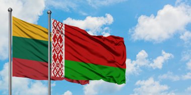 Litvanya ve Beyaz Rusya bayrağı birlikte beyaz bulutlu mavi gökyüzüne karşı rüzgarda sallayarak. Diplomasi kavramı, uluslararası ilişkiler.