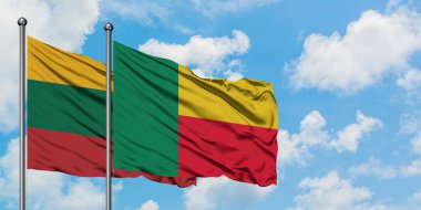 Litvanya ve Benin bayrağı birlikte beyaz bulutlu mavi gökyüzüne karşı rüzgarda sallayarak. Diplomasi kavramı, uluslararası ilişkiler.