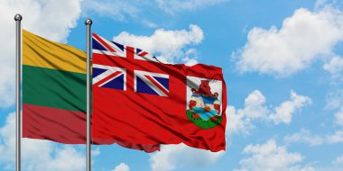 Litvanya ve Bermuda bayrağı birlikte beyaz bulutlu mavi gökyüzüne karşı rüzgarda sallayarak. Diplomasi kavramı, uluslararası ilişkiler.