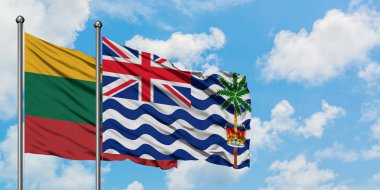 Litvanya ve İngiliz Hint Okyanusu Toprakları bayrağı birlikte beyaz bulutlu mavi gökyüzüne karşı rüzgarda sallayarak. Diplomasi kavramı, uluslararası ilişkiler.