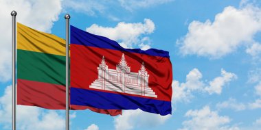 Litvanya ve Kamboçya bayrağı birlikte beyaz bulutlu mavi gökyüzüne karşı rüzgarda sallayarak. Diplomasi kavramı, uluslararası ilişkiler.