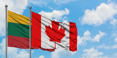 Litvanya ve Kanada bayrağı birlikte beyaz bulutlu mavi gökyüzüne karşı rüzgarda sallayarak. Diplomasi kavramı, uluslararası ilişkiler.