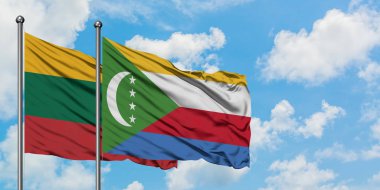 Litvanya ve Komor bayrağı birlikte beyaz bulutlu mavi gökyüzüne karşı rüzgarda sallayarak. Diplomasi kavramı, uluslararası ilişkiler.