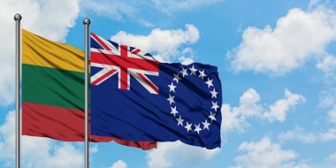 Litvanya ve Cook Adaları bayrağı birlikte beyaz bulutlu mavi gökyüzüne karşı rüzgarda sallayarak. Diplomasi kavramı, uluslararası ilişkiler.