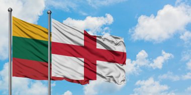 Litvanya ve İngiltere bayrağı birlikte beyaz bulutlu mavi gökyüzüne karşı rüzgarda sallayarak. Diplomasi kavramı, uluslararası ilişkiler.