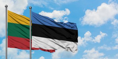 Litvanya ve Estonya bayrağı birlikte beyaz bulutlu mavi gökyüzüne karşı rüzgarda sallayarak. Diplomasi kavramı, uluslararası ilişkiler.