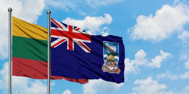 Litvanya ve Falkland Adaları bayrağı birlikte beyaz bulutlu mavi gökyüzüne karşı rüzgarda sallayarak. Diplomasi kavramı, uluslararası ilişkiler.