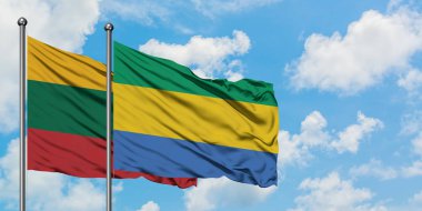 Litvanya ve Gabon bayrağı birlikte beyaz bulutlu mavi gökyüzüne karşı rüzgarda sallayarak. Diplomasi kavramı, uluslararası ilişkiler.