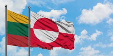 Litvanya ve Grönland bayrağı birlikte beyaz bulutlu mavi gökyüzüne karşı rüzgarda sallayarak. Diplomasi kavramı, uluslararası ilişkiler.