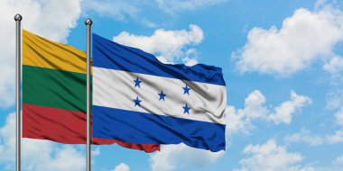 Litvanya ve Honduras bayrağı birlikte beyaz bulutlu mavi gökyüzüne karşı rüzgarda sallayarak. Diplomasi kavramı, uluslararası ilişkiler.