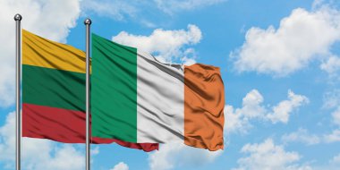 Litvanya ve İrlanda bayrağı birlikte beyaz bulutlu mavi gökyüzüne karşı rüzgarda sallayarak. Diplomasi kavramı, uluslararası ilişkiler.