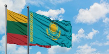 Litvanya ve Kazakistan bayrağı birlikte beyaz bulutlu mavi gökyüzüne karşı rüzgarsal sallayarak. Diplomasi kavramı, uluslararası ilişkiler.